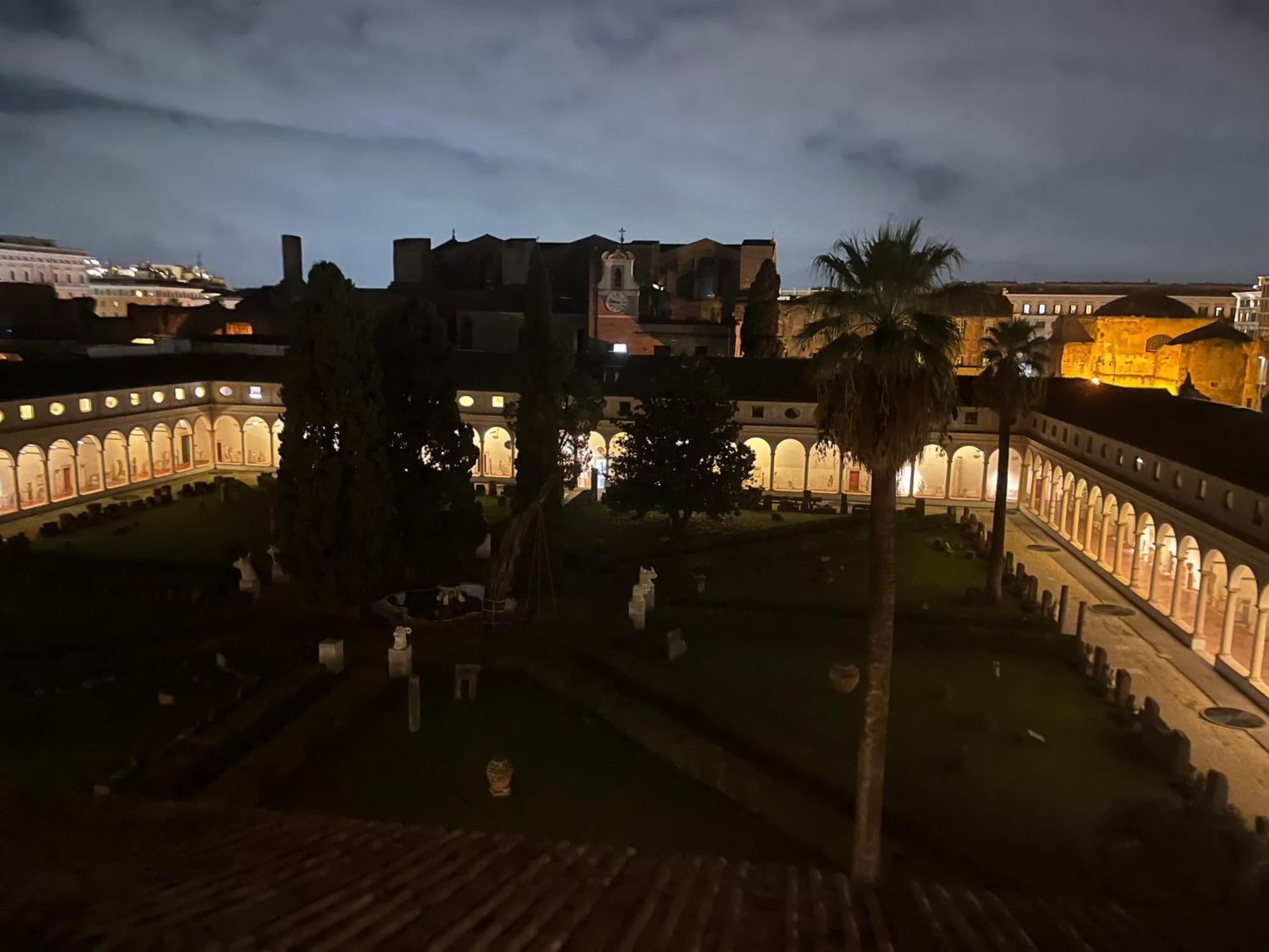 Camera X2 Con Magnifica Vista Sul Chiostro Di Michelangelo E Le Terme Di Diocleziano Ρώμη Εξωτερικό φωτογραφία